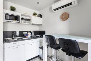 A kitchen or kitchenette at Hotel Mika Downtown