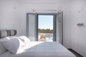 Posteľ alebo postele v izbe v ubytovaní PAROS ELITAS VILLAS + 37 fotografií