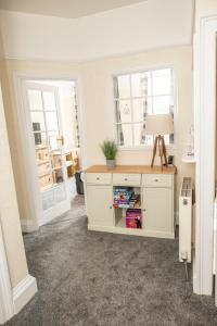 een kamer met een bureau met een lamp en een raam bij Babbacombe Apartments in Torquay +15 foto's