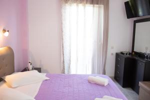 Postel nebo postele na pokoji v ubytování Rizos Bay Sarakiniko
