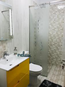 Koupelna v ubytování Orange House Constanta