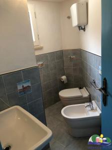 ポンツァにあるMagi - Appartamento Lunaのバスルーム(トイレ、洗面台付)