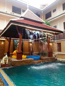 Bazén v ubytování Aiyaree Place Hotel SHA PLUS nebo v jeho okolí