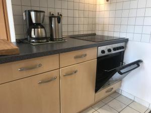 a kitchen with a stove top oven in a kitchen at Ferienwohnung direkt am Ryck- Nähe UNI und Kliniken in Greifswald
