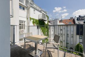 balkon ze stołem i krzesłem w budynku w obiekcie Vienna Stay Apartments Pezzl 1170 w Wiedniu