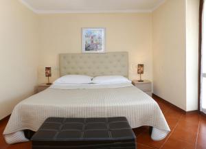 A bed or beds in a room at Claudio Appartamenti