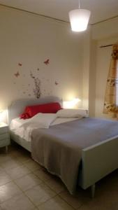 1 dormitorio con 1 cama con mariposas en la pared en Cozy house 2, en Vrachati