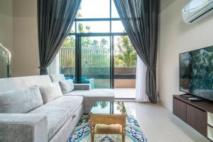 Televisyen dan/atau pusat hiburan di Apartment at Aristo Surin by Lofty