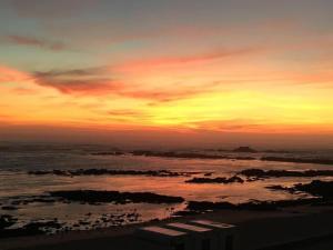 - un coucher de soleil sur une plage donnant sur l'océan dans l'établissement Perfect Sea View, à Vila do Conde