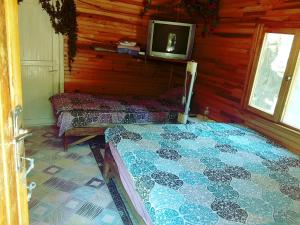 เตียงในห้องที่ Kapuzbaşı Şelalesi Baştürk dinlenme tesisleri