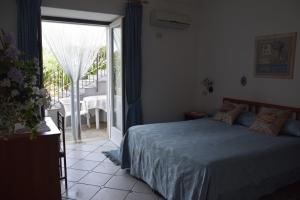 Postel nebo postele na pokoji v ubytování Oasi di Villa Damecuta