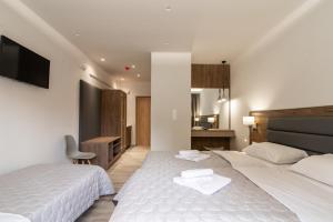 Giường trong phòng chung tại Sintrivanis Resort Beach