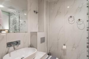 巴拉亞斯寇提尼斯的住宿－Sintrivanis Resort Beach，白色的浴室设有浴缸和水槽。