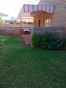 a house with a picnic table in a yard at ChriZelo Self Catering unit in Upington