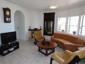 uma sala de estar com um sofá e uma mesa em Villa Descansa em Ciudad Quesada