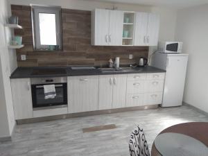Köök või kööginurk majutusasutuses Apartmány U splavu
