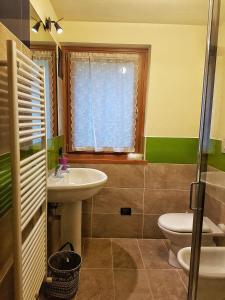 Kylpyhuone majoituspaikassa Suite ad Antagnod