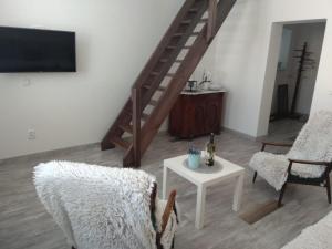 Televiisor ja/või meelelahutuskeskus majutusasutuses Apartmány U splavu