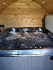 une baignoire jacuzzi remplie d'eau dans la chambre dans l'établissement Tigh Beag na h'aibhne, à Broadford