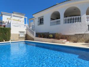 uma piscina em frente a uma casa em Villa Descansa em Ciudad Quesada