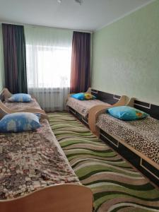 ジヴェエヴォにあるApartment on Chkalova 2dのベッド4台が備わる部屋