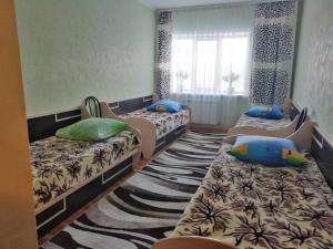 ジヴェエヴォにあるApartment on Chkalova 2dのベッドルーム1室(ベッド2台、ラグ付)