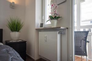 オストゼーバート・ゼリンにあるFerienwohnung Seebrückeのベッドルーム1室(ベッド1台付)、植物のある窓が備わります。