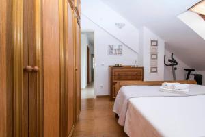 1 dormitorio con 1 cama y vestidor en APARTMAN MILETIĆ, en Makarska