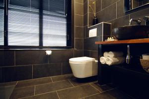Ein Badezimmer in der Unterkunft 1637: Historic Canal View Suites