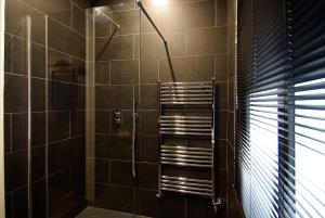 Ein Badezimmer in der Unterkunft 1637: Historic Canal View Suites