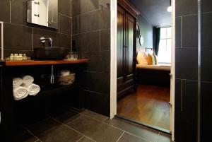 Ein Badezimmer in der Unterkunft 1637: Historic Canal View Suites