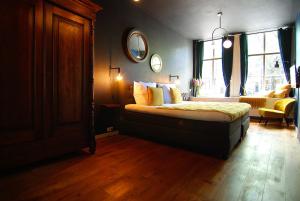 Ein Bett oder Betten in einem Zimmer der Unterkunft 1637: Historic Canal View Suites