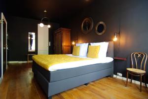 Ein Bett oder Betten in einem Zimmer der Unterkunft 1637: Historic Canal View Suites