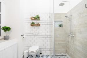 Vannituba majutusasutuses BpR King Street Vintage Design Home with A/C