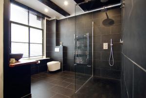 Ein Badezimmer in der Unterkunft 1637: Historic Canal View Suites