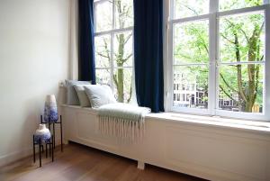 Ein Bett oder Betten in einem Zimmer der Unterkunft 1637: Historic Canal View Suites