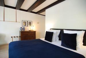 Ein Bett oder Betten in einem Zimmer der Unterkunft 1637: Historic Canal View Suites