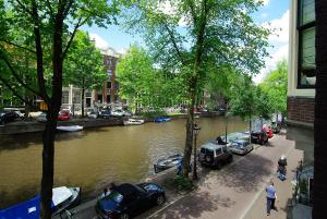 Blick auf einen Fluss in der Nähe der Pension