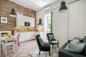 Kuchyňa alebo kuchynka v ubytovaní BpR King Street Vintage Design Home with A/C