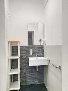 uma casa de banho com um lavatório e um espelho em Blu Maris Acqua em Marina di Ragusa