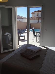 Un dormitorio con una cama y vista a un patio. en Chambre d'hôtes dans Villa Diane, en La Londe-les-Maures