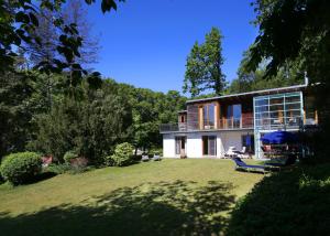 ein Haus mit einem großen Garten davor in der Unterkunft Villa Tannenweg 45151 in Göhren