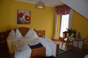 Łóżko lub łóżka w pokoju w obiekcie Hotel Rosenberg
