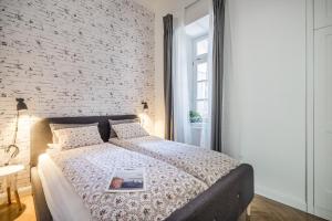 Posteľ alebo postele v izbe v ubytovaní BpR King Street Vintage Design Home with A/C