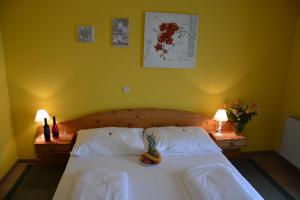 Łóżko lub łóżka w pokoju w obiekcie Hotel Rosenberg
