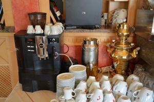 Zestaw do parzenia kawy i herbaty w obiekcie Hotel Rosenberg