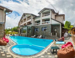 Bazén v ubytování Whiteberry hotel nebo v jeho okolí