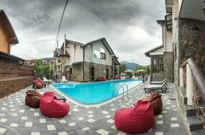 Bazén v ubytování Whiteberry hotel nebo v jeho okolí