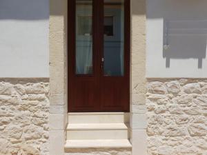 drewniane drzwi na boku budynku w obiekcie Blu Maris Acqua w mieście Marina di Ragusa