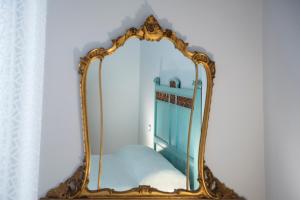 einen verzierten Spiegel auf einem Tisch in der Unterkunft Laurus apartments in Trapani